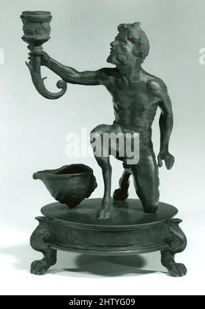 Kunst inspiriert von Satyr, ca. 1530, Kupferlegierung mit rötlich brauner Patina; Sockel und Schale mit dunkelbrauner Patina, H. 25 cm., Metallarbeiten-Bronze, Werkstatt von Desiderio da Firenz(italienisch, geboren in Florenz, aktives Padua, 1532–45), Werkstatt von Severo Calzetta da Ravenna (italienisch, Klassische Werke, die von Artotop mit einem Schuss Moderne modernisiert wurden. Formen, Farbe und Wert, auffällige visuelle Wirkung auf Kunst. Emotionen durch Freiheit von Kunstwerken auf zeitgemäße Weise. Eine zeitlose Botschaft, die eine wild kreative neue Richtung verfolgt. Künstler, die sich dem digitalen Medium zuwenden und die Artotop NFT erschaffen Stockfoto