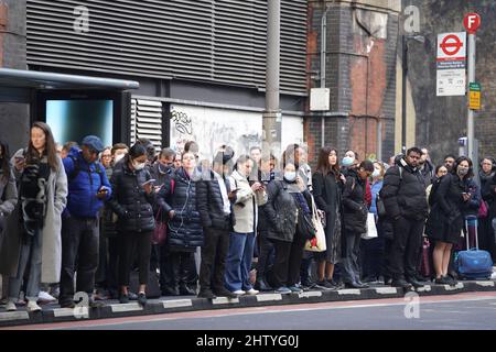 Während eines Streiks von Mitgliedern der Gewerkschaft Rail, Maritime and Transport (RMT) warten Menschen auf Busse am Bahnhof Waterloo in London, da Pendler am Donnerstag aufgrund eines erneuten Streiks von Tausenden von Beschäftigten, der die U-Bahn-Dienste in London lähmen wird, einem weiteren Tag des Reisesaos gegenüberstehen. Bilddatum: Donnerstag, 3. März 2022. Stockfoto