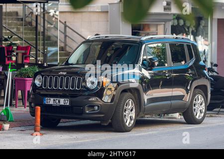 Side; Türkei – 16 2022. Februar: Black Jeep Renegade parkt an einem Sommertag vor dem Hintergrund eines Shops auf der Straße Stockfoto