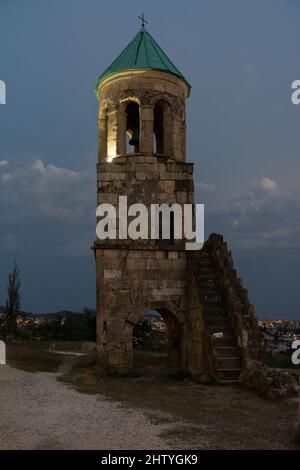 Vertikale Ansicht des Glockenturms der Bagrati-Kathedrale während der blauen Stunde und bei schwachem Licht, in der Region Kutaisi in Georgien. Stockfoto