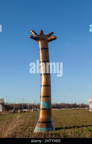 Greifen Sie nach der Sternenskulptur von Kenneth Armitage im Edinburgh Park, Schottland Stockfoto