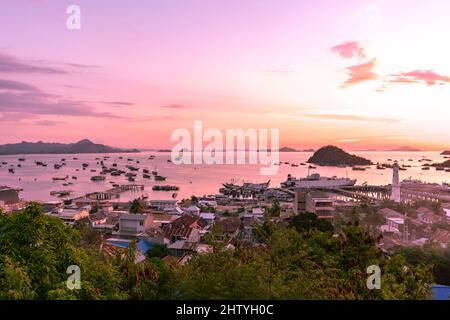 Sonnenuntergang am Hafen von Labuan Bajo mit purpurnen Himmel Stockfoto