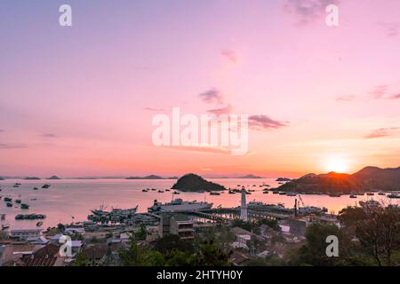 Sonnenuntergang am Hafen von Labuan Bajo mit purpurnen Himmel Stockfoto