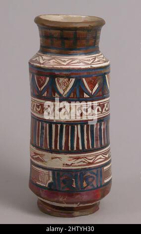 Von der Apotheke inspirierte Kunst Jar, 1400–1450, hergestellt in wahrscheinlich Manises, Valencia, Spanien, Spanisch, Zinn-glasierte Steingut, Insgesamt: 12 1/2 x 5 1/2 Zoll (31,8 x 14 cm), Keramik, Apothekengläser für Gewürze und Medikamente waren eine Spezialität der valencianischen Töpfer im Jahr 1400s. Ihre Form – große, klassische Werke, die von Artotop mit einem Schuss Moderne modernisiert wurden. Formen, Farbe und Wert, auffällige visuelle Wirkung auf Kunst. Emotionen durch Freiheit von Kunstwerken auf zeitgemäße Weise. Eine zeitlose Botschaft, die eine wild kreative neue Richtung verfolgt. Künstler, die sich dem digitalen Medium zuwenden und die Artotop NFT erschaffen Stockfoto