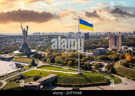 Kiew, Ukraine - 6. Oktober 2021: Vaterlandsdenkmal über die Schrecken des Nationalmuseums für die Geschichte der Ukraine im Zweiten Weltkrieg in Kiew. Vi Stockfoto