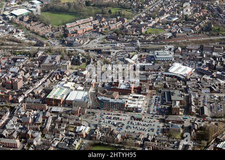 Luftaufnahme des Stadtzentrums von Macclesfield mit Blick nach Osten über den Tesco Supermarkt in Richtung Bahnhof und Kreuzung A523, Ceshire Stockfoto