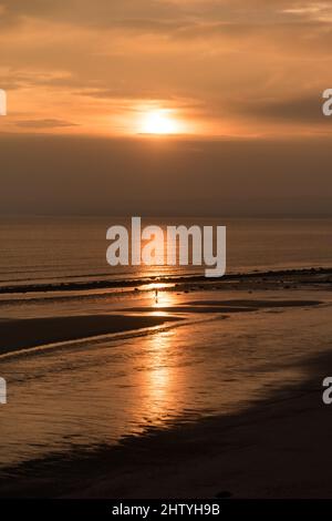 Edinburgh, Schottland, Großbritannien, 3.. März 2022. UK Wetter: Edinburgh wacht zu einem sonnigen Morgen auf. Menschen, die den Sonnenaufgang am Strand von Portobello genießen. Kredit: Lorenzo Dalberto/Alamy Live Nachrichten Stockfoto