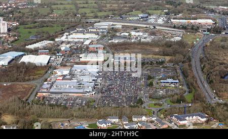 Luftaufnahme des Handforth Dean Retail Park, einem Einkaufszentrum in Handforth, und des Oak Green Business Park in der Ferne. Willmslow, Khishire Stockfoto