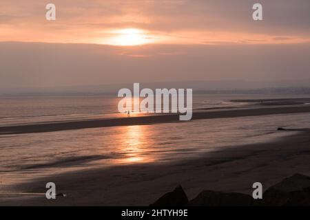 Edinburgh, Schottland, Großbritannien, 3.. März 2022. UK Wetter: Edinburgh wacht zu einem sonnigen Morgen auf. Menschen, die den Sonnenaufgang am Strand von Portobello genießen. Kredit: Lorenzo Dalberto/Alamy Live Nachrichten Stockfoto