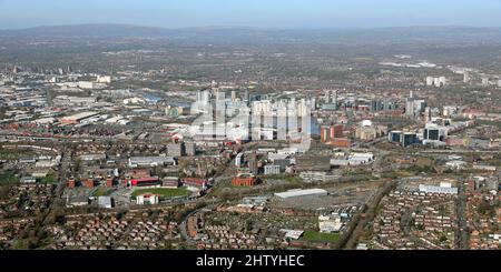 Luftaufnahme von Salford mit Blick auf die Gegend von Old Trafford, einschließlich Manchester United, Lancashire CCC Ground & Salford Quays Stockfoto