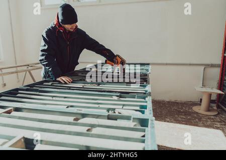 Ein spezielles Team von Geologen, die Gesteine in der Industrie mit modernen Maschinen untersuchen.Selektiver Fokus Stockfoto