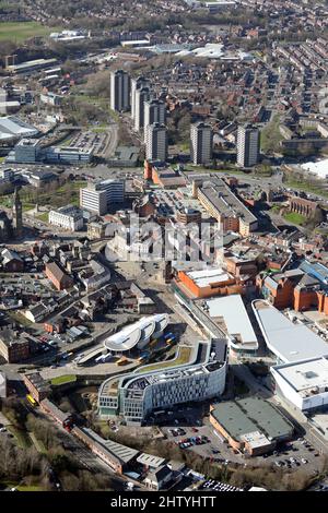 Luftaufnahme des Stadtzentrums von Rochdale mit Blick nach Westen zu den ikonischen 7 Wohntürmblöcken Stockfoto
