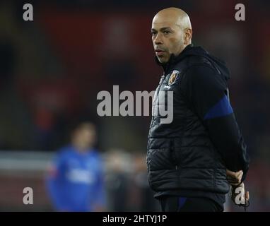 Southampton, England, 2.. März 2022. West Ham United, der erste Teamtrainer Paul Nevin, beobachtet das Aufwärmen vor dem Emirates FA Cup-Spiel im St. Mary's Stadium in Southampton. Bildnachweis sollte lauten: Paul Terry / Sportimage Kredit: Sportimage/Alamy Live News Stockfoto