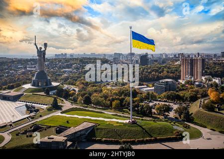 Kiew, Ukraine - 6. Oktober 2021: Vaterlandsdenkmal über die Schrecken des Nationalmuseums für die Geschichte der Ukraine im Zweiten Weltkrieg in Kiew. Vi Stockfoto