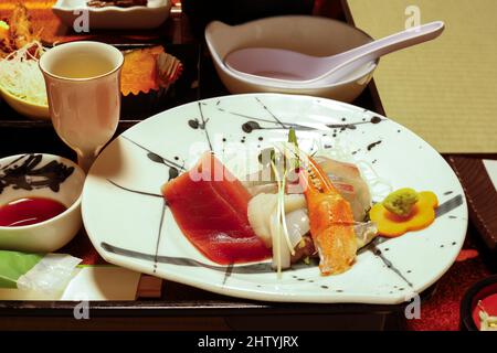 Yudanaka, Nagano, Japan, 2022/22/01 , eine Reihe von schönen japanischen Speisen, die in einem traditionellen japanischen Onsen-Ryokan serviert werden. Stockfoto