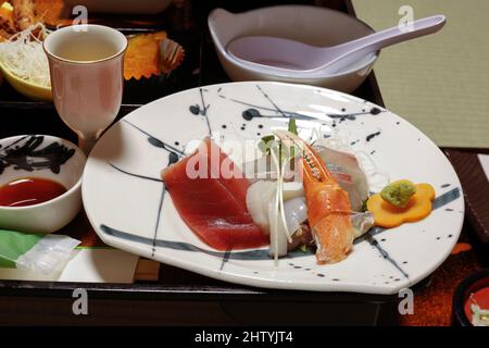 Yudanaka, Nagano, Japan, 2022/22/01 , eine Reihe von schönen japanischen Speisen, die in einem traditionellen japanischen Onsen-Ryokan serviert werden. Stockfoto