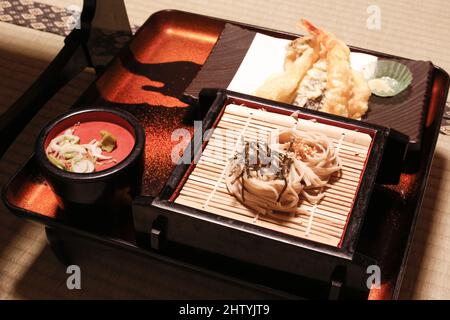 Yudanaka, Nagano, Japan, 2022/22/01 , eine Reihe von schönen japanischen Speisen, die in einem traditionellen japanischen Onsen-Ryokan serviert werden. Stockfoto