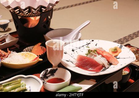 Yudanaka, Nagano, Japan, 2022/22/01 , eine Reihe von schönen japanischen Speisen, die in einem traditionellen japanischen Onsen-Ryokan serviert werden. Stockfoto