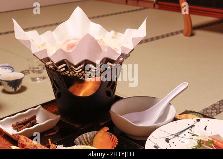 Yudanaka, Nagano, Japan, 2022/22/01 , eine Reihe von schönen japanischen Speisen, die in einem traditionellen japanischen Onsen-Ryokan serviert werden. Stockfoto