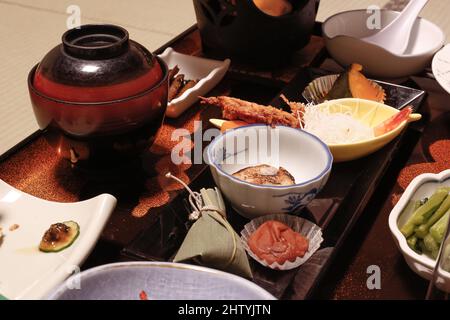 Yudanaka, Nagano, Japan, 2022/22/01 , eine Reihe von schönen japanischen Speisen, die in einem traditionellen japanischen Onsen-Ryokan serviert werden. Stockfoto