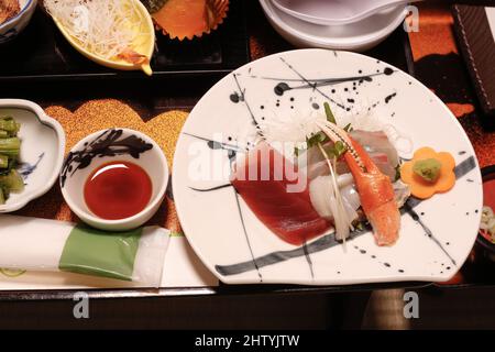 Yudanaka, Nagano, Japan, 2022/22/01 , eine Reihe von schönen japanischen Speisen, die in einem traditionellen japanischen Onsen-Ryokan serviert werden. Stockfoto