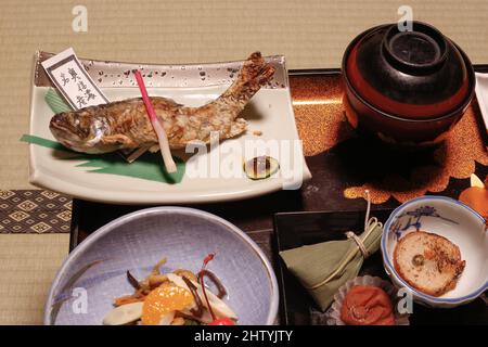 Yudanaka, Nagano, Japan, 2022/22/01 , eine Reihe von schönen japanischen Speisen, die in einem traditionellen japanischen Onsen-Ryokan serviert werden. Stockfoto