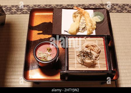 Yudanaka, Nagano, Japan, 2022/22/01 , eine Reihe von schönen japanischen Speisen, die in einem traditionellen japanischen Onsen-Ryokan serviert werden. Stockfoto