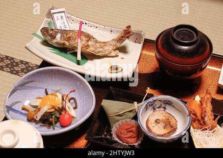 Yudanaka, Nagano, Japan, 2022/22/01 , eine Reihe von schönen japanischen Speisen, die in einem traditionellen japanischen Onsen-Ryokan serviert werden. Stockfoto