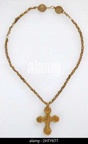 Kunst inspiriert von Halskette mit Anhänger Kreuz, 6. Jahrhundert, byzantinisch, Gold, insgesamt (Kette): 17 5/16 x 1/2 x 3/16 Zoll (43,9 x 1,2 x 0,5 cm), Metallwerk-Gold, ähnlich wie dieses Kreuz, findet man in allen Medien der byzantinischen Welt. Als das Christentum zur dominierenden Religion wurde, modernisierten Classic Works von Artotop mit einem Spritzer Moderne. Formen, Farbe und Wert, auffällige visuelle Wirkung auf Kunst. Emotionen durch Freiheit von Kunstwerken auf zeitgemäße Weise. Eine zeitlose Botschaft, die eine wild kreative neue Richtung verfolgt. Künstler, die sich dem digitalen Medium zuwenden und die Artotop NFT erschaffen Stockfoto