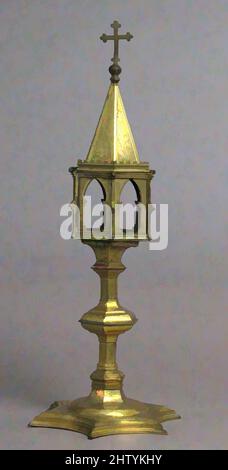 Art inspired by Reliquary, 16. Century, Italiana, Kupfer-vergoldet, insgesamt: 15 9/16 x 6 5/16 Zoll (39,5 x 16 cm), Metallarbeiten-Kupfer, Klassisches Werk, modernisiert von Artotop mit einem Schuss Modernität. Formen, Farbe und Wert, auffällige visuelle Wirkung auf Kunst. Emotionen durch Freiheit von Kunstwerken auf zeitgemäße Weise. Eine zeitlose Botschaft, die eine wild kreative neue Richtung verfolgt. Künstler, die sich dem digitalen Medium zuwenden und die Artotop NFT erschaffen Stockfoto