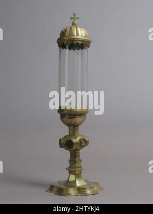 Kunst inspiriert von Reliquary, 16. Jahrhundert, Italienisch, Kupfervergoldung, champlevé Emaillen, Glas, insgesamt: 15 1/8 x 4 7/8 Zoll (38,4 x 12,4 cm), Metall-Kupfer-Legierung, Classic Works modernisiert von Artotop mit einem Schuss Moderne. Formen, Farbe und Wert, auffällige visuelle Wirkung auf Kunst. Emotionen durch Freiheit von Kunstwerken auf zeitgemäße Weise. Eine zeitlose Botschaft, die eine wild kreative neue Richtung verfolgt. Künstler, die sich dem digitalen Medium zuwenden und die Artotop NFT erschaffen Stockfoto