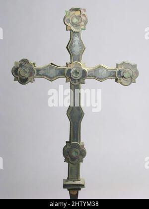 Kunst inspiriert von Reliquary Cross, 16. Jahrhundert, Made in Siena, Italien, Italienisch, Silber, vergoldet, Niello, Glas, insgesamt: 22 5/8 x 11 3/4 x 1 3/4 Zoll (57,5 x 29,9 x 4,4 cm), Metallarbeiten-Silber, Klassisches Werk, modernisiert von Artotop mit einem Schuss Moderne. Formen, Farbe und Wert, auffällige visuelle Wirkung auf Kunst. Emotionen durch Freiheit von Kunstwerken auf zeitgemäße Weise. Eine zeitlose Botschaft, die eine wild kreative neue Richtung verfolgt. Künstler, die sich dem digitalen Medium zuwenden und die Artotop NFT erschaffen Stockfoto