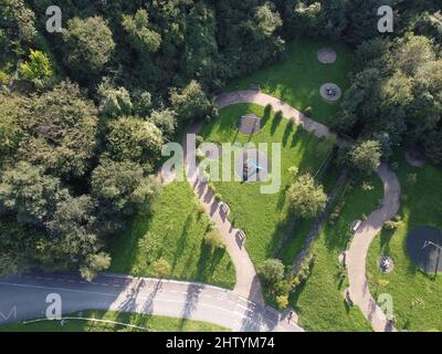 Eine Luftaufnahme eines großen Fleckens von frisch geschnittenem, gesundem, grünem Gras. Stockfoto