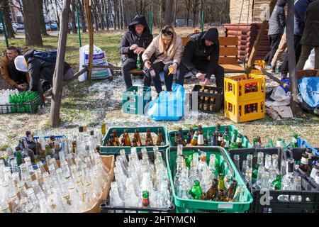 Anwohner machen Molotow-Cocktails, Uschhorod, Region Zakarpattia, Westukraine, Februar 28, 2022. Foto von Serhii Hudak/Ukrinform/ABACAPRESS.COM Stockfoto