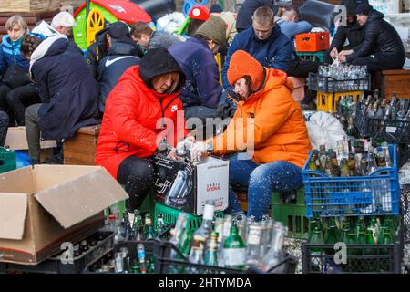 Anwohner machen Molotow-Cocktails, Uschhorod, Region Zakarpattia, Westukraine, Februar 28, 2022. Foto von Serhii Hudak/Ukrinform/ABACAPRESS.COM Stockfoto