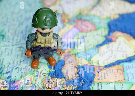 Spielzeugsoldat auf der Karte von Russland. Konzept der russischen militärischen Sonderoperation in der Ukraine Stockfoto