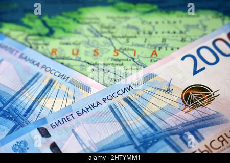 Russische Rubel auf der Karte von Russland. Konzept der Wirtschaft, US- und europäische Sanktionen Stockfoto