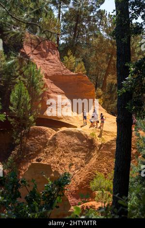 Der Sentier des Ocros befindet sich in den alten Steinbrüchen in der Nähe des Dorfes. Roussillon-en-Provence, Vaucluse, Frankreich Stockfoto