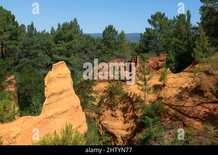 Der Sentier des Ocros befindet sich in den alten Steinbrüchen in der Nähe des Dorfes. Roussillon-en-Provence, Vaucluse, Frankreich Stockfoto