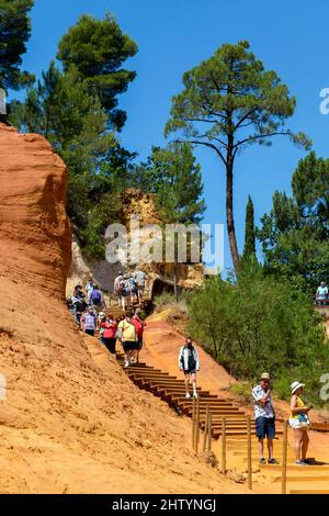 Der Sentier des Ocros befindet sich in den alten Steinbrüchen in der Nähe des Dorfes. Roussillon-en-Provence, Vaucluse, Frankreich Stockfoto