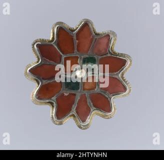 Kunst inspiriert von Rosette Brosche, 6.. Jahrhundert, fränkisch, vergoldet, Granate mit gemusterten Folienrückständen, grünes Glas, Perle, insgesamt: 7/8 x 1/8 cm (2,2 x 0,3 cm), Metallarbeiten-Silber, Granate, in der Cloisonné-Technik gearbeitet, prominent in den Luxus-Schmuck der Franken, Classic Works modernisiert von Artotop mit einem Schuss Moderne. Formen, Farbe und Wert, auffällige visuelle Wirkung auf Kunst. Emotionen durch Freiheit von Kunstwerken auf zeitgemäße Weise. Eine zeitlose Botschaft, die eine wild kreative neue Richtung verfolgt. Künstler, die sich dem digitalen Medium zuwenden und die Artotop NFT erschaffen Stockfoto