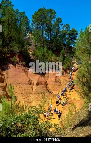 Der Sentier des Ocros befindet sich in den alten Steinbrüchen in der Nähe des Dorfes. Roussillon-en-Provence, Vaucluse, Frankreich Stockfoto