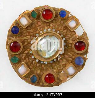 Kunst inspiriert von Disk Brooch, 7. Jahrhundert oder später, Frankish, Gold, Draht, Glaspaste Cabochons, Insgesamt: 2 7/16 x 1/4 Zoll (6,2 x 0,6 cm), Metallarbeiten-Gold, Klassisches Werk, modernisiert von Artotop mit einem Schuss Modernität. Formen, Farbe und Wert, auffällige visuelle Wirkung auf Kunst. Emotionen durch Freiheit von Kunstwerken auf zeitgemäße Weise. Eine zeitlose Botschaft, die eine wild kreative neue Richtung verfolgt. Künstler, die sich dem digitalen Medium zuwenden und die Artotop NFT erschaffen Stockfoto