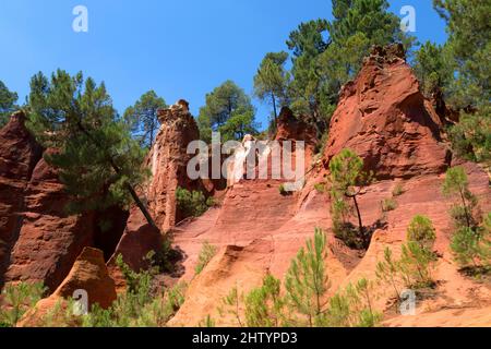 Der Sentier des Ocros befindet sich in den alten Steinbrüchen in der Nähe des Dorfes. Roussillon-en-Provence, Vaucluse, Frankreich Stockfoto