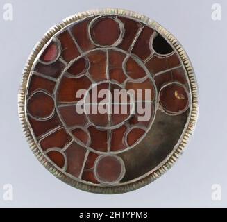 Kunst inspiriert von Disk Brooch, erste Hälfte 6. Jahrhundert, fränkisch, Silber-vergoldet, Granate mit gemusterten Folienrückständen., insgesamt: 1 7/16 x 1/4 Zoll (3,6 x 0,6 cm), Metallarbeiten-Silber, Granate, in der Cloisonné-Technik gearbeitet, prominent in den Luxus-Schmuck der Franken. Juweliere, Classic Works modernisiert von Artotop mit einem Hauch von Modernität. Formen, Farbe und Wert, auffällige visuelle Wirkung auf Kunst. Emotionen durch Freiheit von Kunstwerken auf zeitgemäße Weise. Eine zeitlose Botschaft, die eine wild kreative neue Richtung verfolgt. Künstler, die sich dem digitalen Medium zuwenden und die Artotop NFT erschaffen Stockfoto