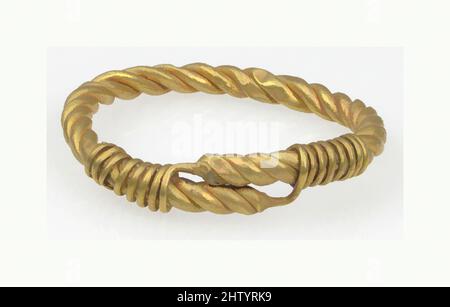 Art Inspired by Bracelet, 3.–4. Century, Made in Northern France, Roman, Gold, insgesamt: 2 11/16 x 2 1/2 x 9/16 Zoll (6,8 x 6,4 x 1,4 cm), Metallarbeiten-Gold, Klassisches Werk, modernisiert von Artotop mit einem Schuss Moderne. Formen, Farbe und Wert, auffällige visuelle Wirkung auf Kunst. Emotionen durch Freiheit von Kunstwerken auf zeitgemäße Weise. Eine zeitlose Botschaft, die eine wild kreative neue Richtung verfolgt. Künstler, die sich dem digitalen Medium zuwenden und die Artotop NFT erschaffen Stockfoto