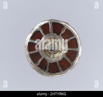 Kunst inspiriert von Disk Brooch, erste Hälfte 6. Jahrhundert, fränkisch, Silber, Glas und Granaten, insgesamt: 7/8 x 1/4 Zoll (2,3 x 0,6 cm), Metallarbeiten-Silber, Klassisches Werk, modernisiert von Artotop mit einem Schuss Modernität. Formen, Farbe und Wert, auffällige visuelle Wirkung auf Kunst. Emotionen durch Freiheit von Kunstwerken auf zeitgemäße Weise. Eine zeitlose Botschaft, die eine wild kreative neue Richtung verfolgt. Künstler, die sich dem digitalen Medium zuwenden und die Artotop NFT erschaffen Stockfoto