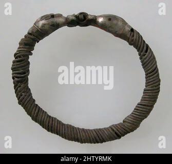 Art Inspired by Bracelet, 3.–5. Century, Roman, Silver, Granat oder Glass Paste Eyes, Overall: 2 3/4 x 2 1/2 x 1/2 in., 1oz. (7 x 6,3 x 1,3 cm, 27g), Metallarbeiten-Silber, Klassisches Werk, modernisiert von Artotop mit einem Schuss Moderne. Formen, Farbe und Wert, auffällige visuelle Wirkung auf Kunst. Emotionen durch Freiheit von Kunstwerken auf zeitgemäße Weise. Eine zeitlose Botschaft, die eine wild kreative neue Richtung verfolgt. Künstler, die sich dem digitalen Medium zuwenden und die Artotop NFT erschaffen Stockfoto