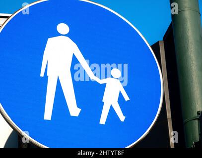 Fußgängerweg Wegweiser, blaues Verkehrsschild Objekt Detail, Nahaufnahme, niemand. Polnisches Verkehrsschild, Fußgänger-Pfad, Fußweg, Bürgersteig-Schild Stockfoto
