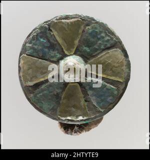 Kunst inspiriert von Disk Brooch, 6. Century, Frankish, Kupfer-Legierung Klumpen, Seite und Rücken; Glas und gemusterter Kupferlegierung, insgesamt: 1 3/8 x 13/16 Zoll (3,5 x 2 cm), Metallarbeiten-Kupfer, Granate, in der Cloisonné-Technik gearbeitet, prominent in den Luxus-Schmuck der Franken, Classic Works modernisiert von Artotop mit einem Schuss Moderne. Formen, Farbe und Wert, auffällige visuelle Wirkung auf Kunst. Emotionen durch Freiheit von Kunstwerken auf zeitgemäße Weise. Eine zeitlose Botschaft, die eine wild kreative neue Richtung verfolgt. Künstler, die sich dem digitalen Medium zuwenden und die Artotop NFT erschaffen Stockfoto